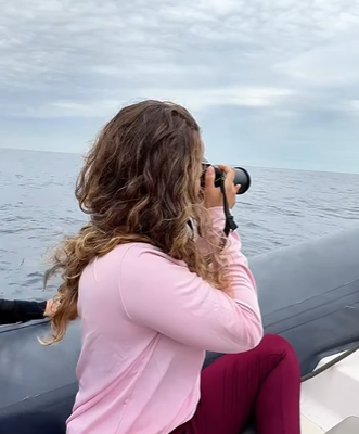 Tamires Fernandes em um navio durante atividade de campo